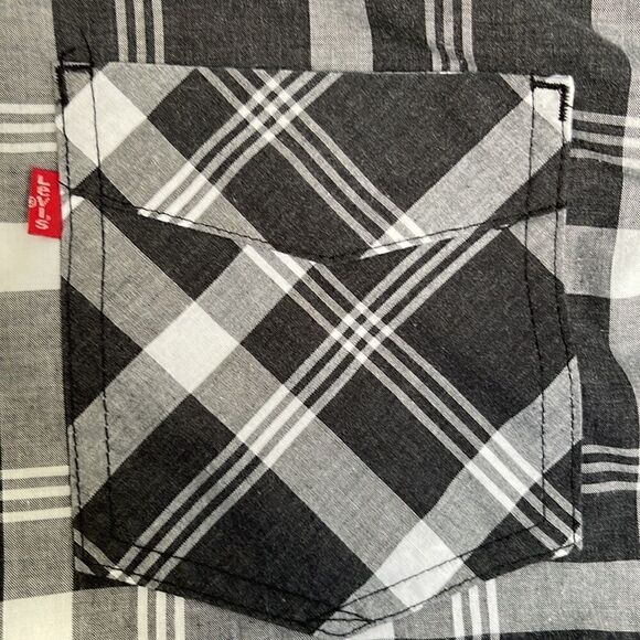 Levi’s classic button up plaid shirt.  Size Large. - Picture 3 of 5